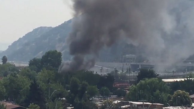 Incendio movilizó a 11 carros de Bomberos en Lo Barnechea