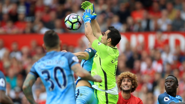 Medio inglés ubicó a Claudio Bravo en la peor oncena de la Premier League