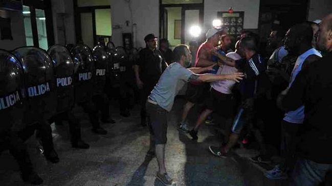 Turba provocó destrozos en comisaría de Buenos Aires por muerte de niño tras tiroteo