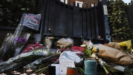 Fanáticos despiden a George Michael en su residencia en Londres