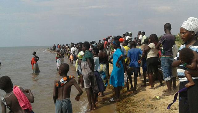 Al menos nueve fallecidos dejó hundimiento de barco que trasladaba equipo de fútbol en Uganda