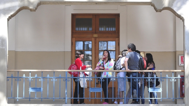 Educación superior: Qué implica que una carrera esté acreditada, pero no el establecimiento