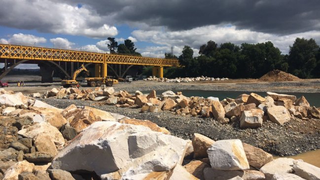 EFE confirmó que a mediados de enero retirarán carros del tren que cayó al río Toltén