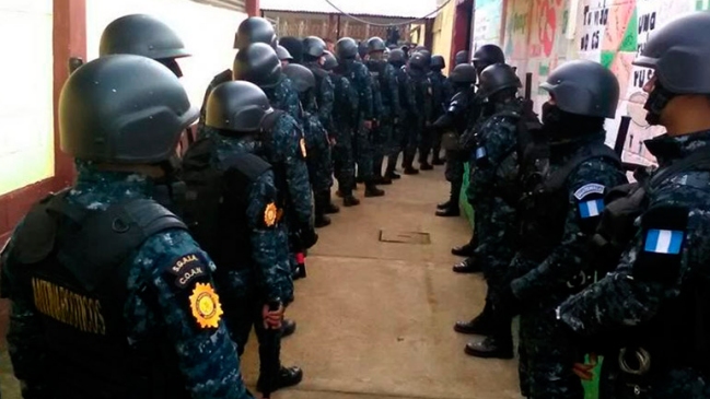 Guatemala: Suspenden a 12 policías por celebración navideña con baile erótico