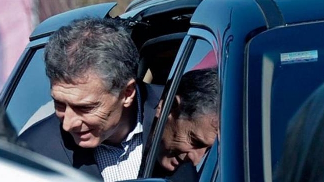 Vehículo en el que se trasladaba Macri fue apedreado por 10 personas