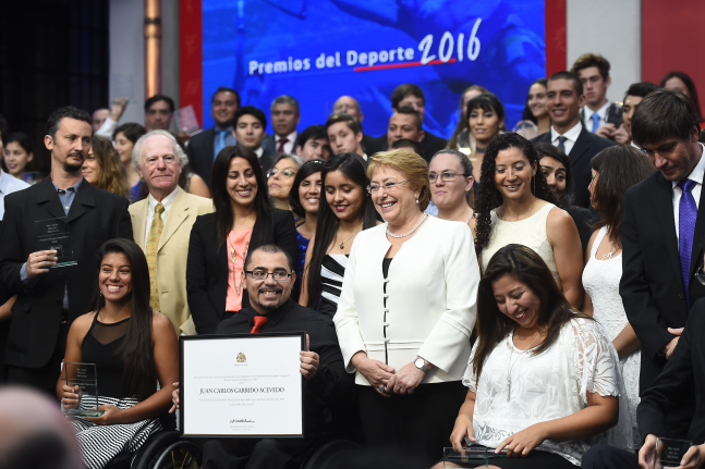 El pesista paralímpico Juan Carlos Garrido recibió el Premio Nacional del Deporte 2015