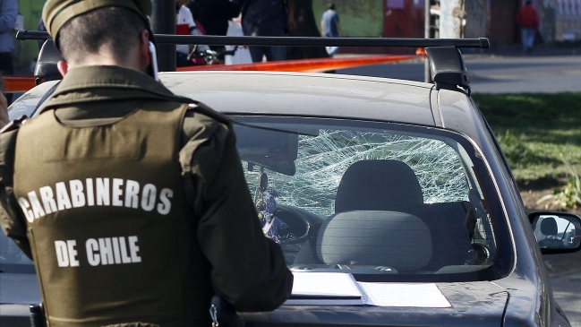 Motociclista está en riesgo vital tras impactar a vehículo en Providencia