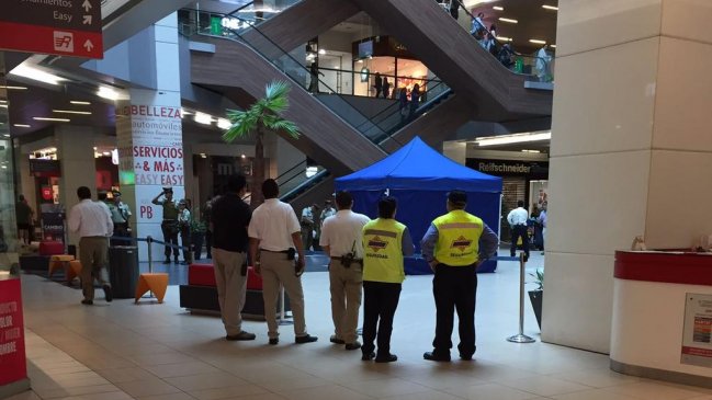 Hombre murió tras arrojarse desde pisos superiores del Costanera Center