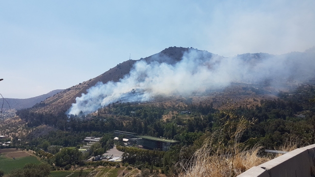 Onemi declaró alerta roja por incendio forestal en Huechuraba