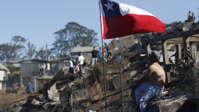 Incendio forestal se propagó a la ciudad y dañó unas 100 casas en Valparaíso
