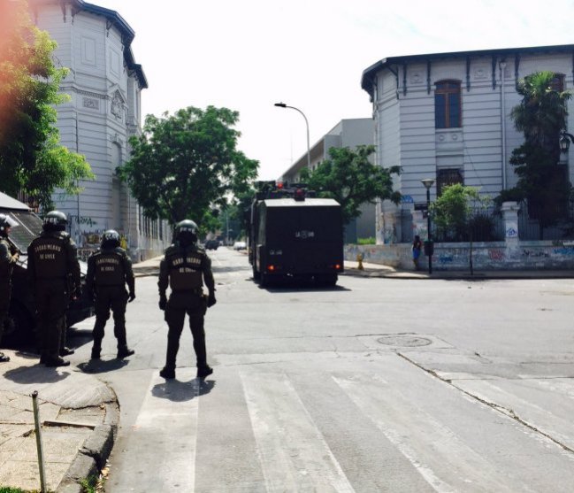 Se registran disturbios frente al Liceo de Aplicación