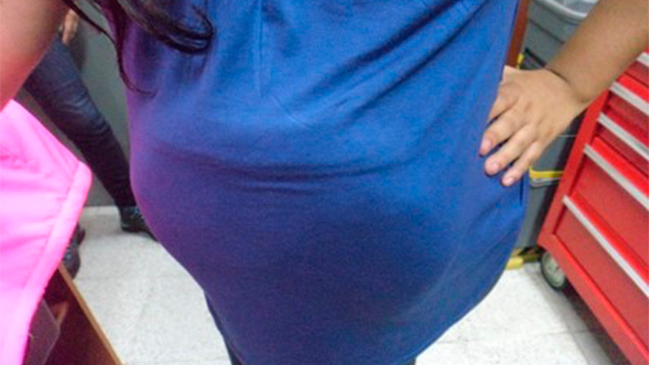 Mujer ocultó tres kilos de marihuana en su abdomen simulando un embarazo