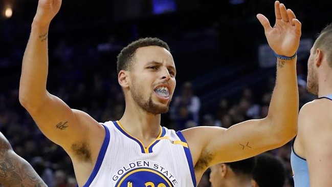 Stephen Curry brilló en victoria que afianzó a Golden State Warriors como líder de división