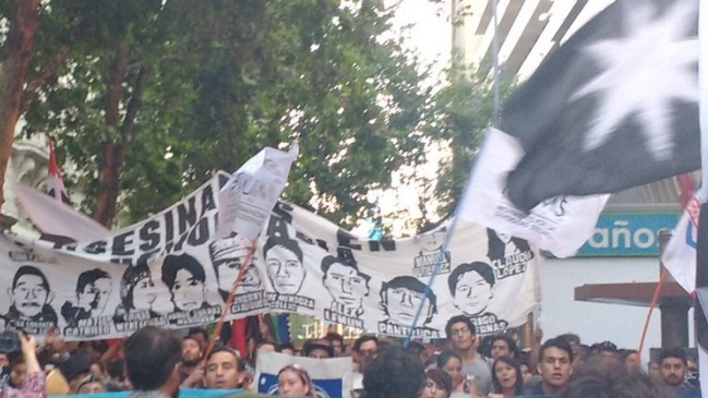 Manifestantes marcharon por el centro de Santiago a favor de la machi Linconao