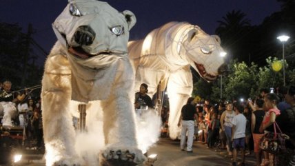 Osos polares y pingüinos gigantes recorrieron las calles de Paine
