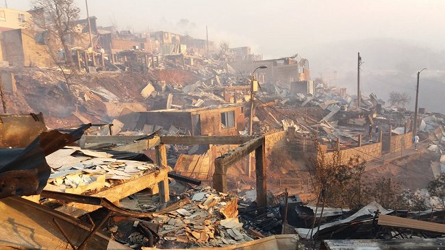 Alcalde Sharp confirmó que unas 300 casas se quemaron en Valparaíso