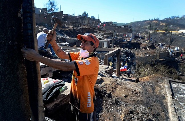Damnificados y autoridades de Valparaíso piden declarar zona de catástrofe tras incendio