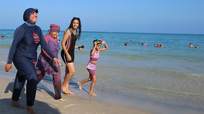 Corte europea obliga a niñas musulmanas a ir a clases de natación mixta