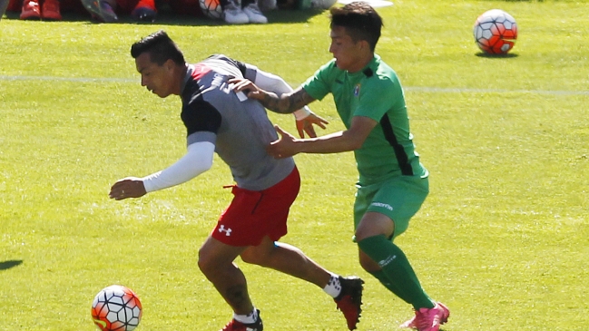 Cuerpo médico de Colo Colo defendió presencia de Esteban Paredes en la pretemporada