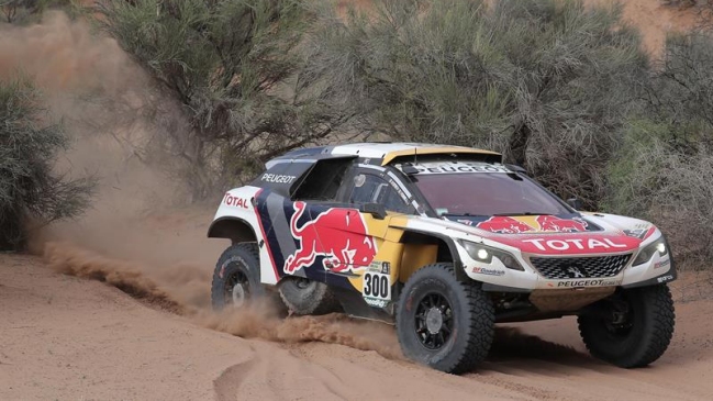 Peterhansel sigue líder, pero Loeb ganó la penúltima etapa y mantiene el suspenso