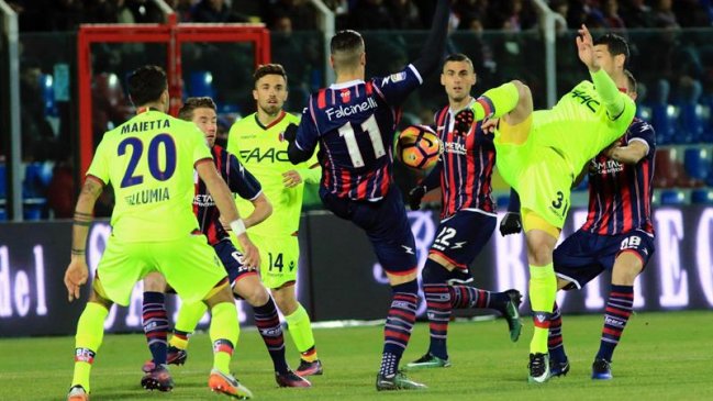 Erick Pulgar participó en el triunfo de Bologna ante Crotone en la Serie A