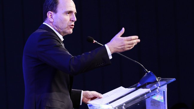 Timonel RN en picada contra Guillier: 