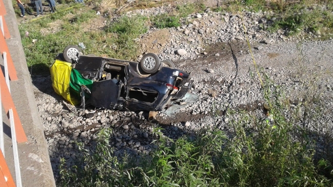 Furgón que transportaba trabajadores cayó a río Teno: La conductora falleció