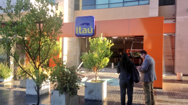 Delincuentes hicieron estallar cajero automático en sucursal bancaria de Lo Barnechea
