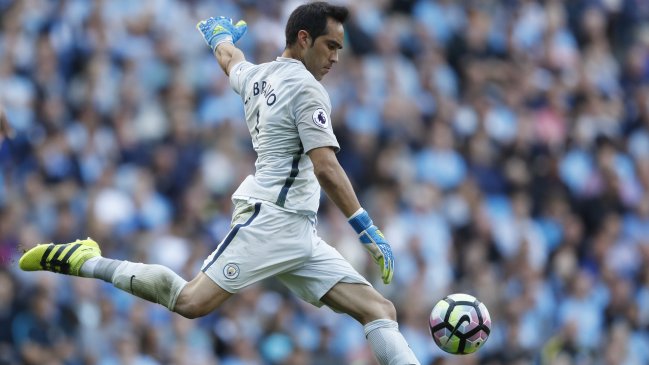 Ex arquero de Manchester City recomendó que Claudio Bravo reciba ayuda psicológica