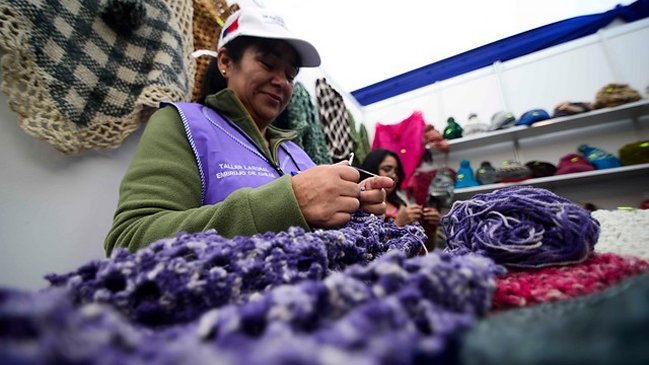 Casen: Se mantiene la diferencia entre salarios de hombres y mujeres