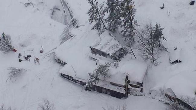 Avalancha de nieve sepultó hotel tras terremotos en Italia