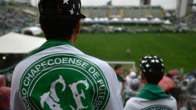 Chapecoense presentó su plantilla para 2017 dos meses después del accidente