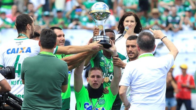Los tres sobrevivientes de Chapecoense levantaron la Copa Sudamericana