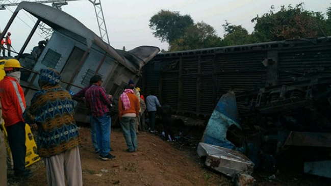 Al menos 29 muertos por descarrilamiento de tren en India