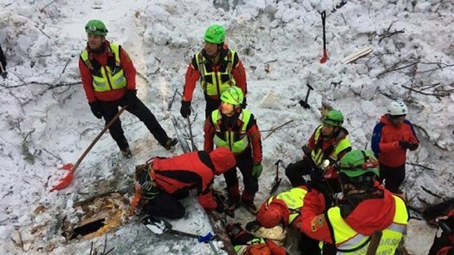 Búsqueda de los 23 desaparecidos bajo hotel continúa en condiciones extremas