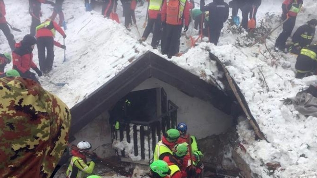 Ascienden a 12 los muertos en hotel sepultado por avalancha en Italia