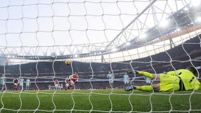 Robert Pires: Hay que tener cojones para patear penales como Alexis