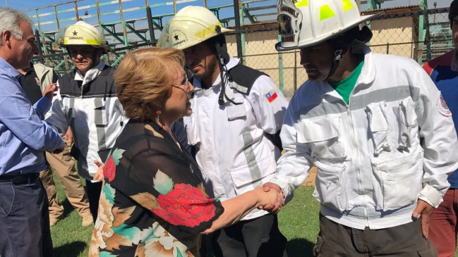 Bachelet responde a críticos: Hay héroes que se sacan la mugre combatiendo incendios