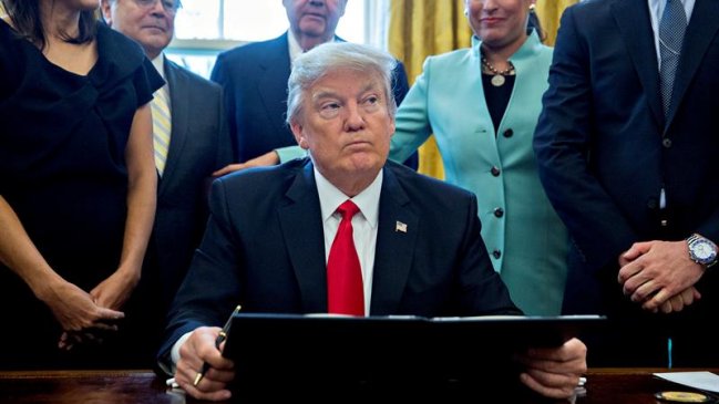 Casa Blanca lanzó ultimátum a diplomáticos contrarios al veto migratorio de Trump