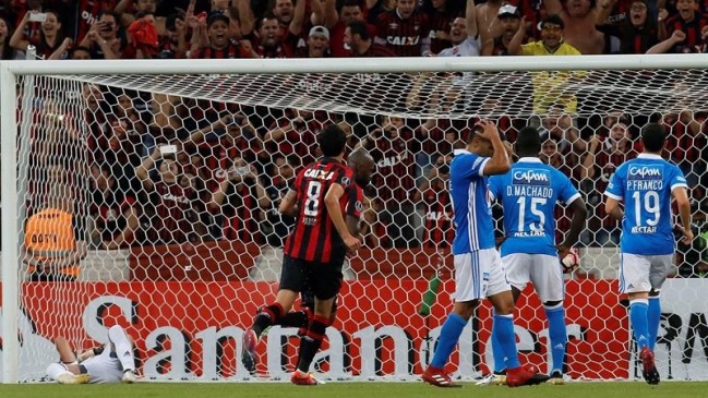 Atlético Paranaense se hizo fuerte en casa y tomó ventaja sobre Millonarios