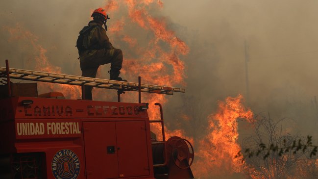 Presidenta Bachelet anunció millonario aporte para Bomberos
