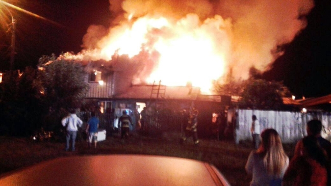 Un menor de cinco años y sus padres murieron en incendio que afectó a viviendas en Osorno