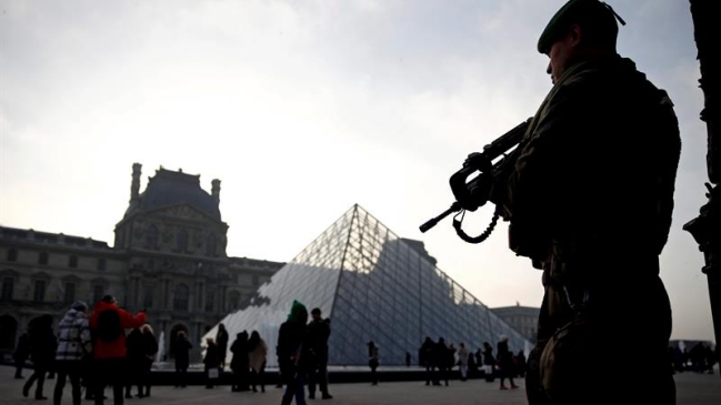 Incidente en el Louvre: Militar disparó contra un hombre que lo atacó con un machete