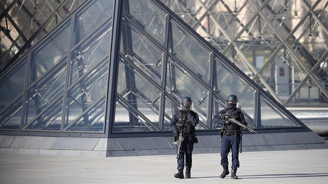 Hollande: Incidente en el Louvre tuvo, sin duda, carácter terrorista
