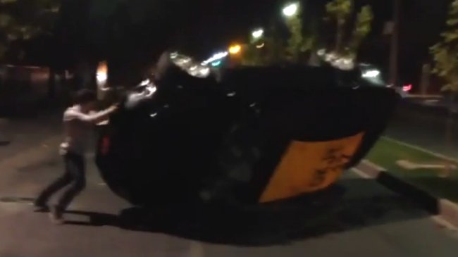 Disputa callejera por uso de Uber terminó con un taxi volcado a pulso