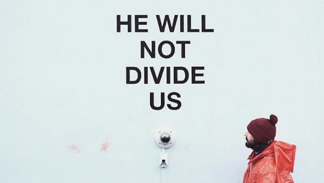 Cierran instalación artística anti-Trump de Shia LaBeouf por actos violentos