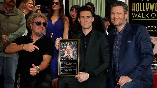Líder de Maroon 5 recibió estrella en el Paseo de la Fama