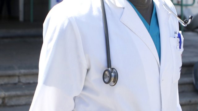 Gobierno: Mil médicos han aprobado el Eunacom y no están en sector público