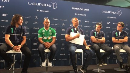   Cafú acudió a un acto de los Premios Laureus con camiseta de Chapecoense 