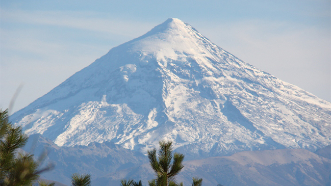 Decretan alerta amarilla por actividad en volcán Lanín
